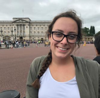 Image: Deanna Meyer in front of Buckingham Palace.